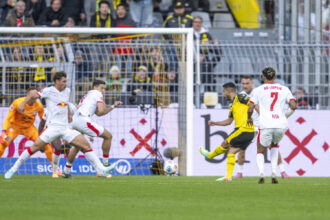 04.10.2025: Fuﬂball: Borussia Dortmund - RB Leipzig, 6. Spieltag im Signal-Iduna-Park. Yan Couto Borussia Dortmund erzielt das Tor zum 1:1. WICHTIGER HINWEIS: Gem‰ﬂ den Vorgaben der DFL und des DFB ist es untersagt, in dem Stadion und/oder vom Spiel angefertigte Fotoaufnahmen in Form von Sequenzbildern und/oder video‰hnlichen Fotostrecken zu verwerten bzw. verwerten zu lassen. *** 04 10 2025 Football Borussia Dortmund RB Leipzig, Matchday 6 at Signal Iduna Park Yan Couto Borussia Dortmund scores the goal to make it 1 1 IMPORTANT NOTE In accordance with the regulations of the DFL and the DFB, it is prohibited to use or have used photographs taken in the stadium and / or of the match in the form of sequential images and / or video-like photo series Copyright: xDavidxInderliedx