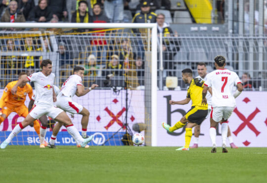 04.10.2025: Fuﬂball: Borussia Dortmund - RB Leipzig, 6. Spieltag im Signal-Iduna-Park. Yan Couto Borussia Dortmund erzielt das Tor zum 1:1. WICHTIGER HINWEIS: Gem‰ﬂ den Vorgaben der DFL und des DFB ist es untersagt, in dem Stadion und/oder vom Spiel angefertigte Fotoaufnahmen in Form von Sequenzbildern und/oder video‰hnlichen Fotostrecken zu verwerten bzw. verwerten zu lassen. *** 04 10 2025 Football Borussia Dortmund RB Leipzig, Matchday 6 at Signal Iduna Park Yan Couto Borussia Dortmund scores the goal to make it 1 1 IMPORTANT NOTE In accordance with the regulations of the DFL and the DFB, it is prohibited to use or have used photographs taken in the stadium and / or of the match in the form of sequential images and / or video-like photo series Copyright: xDavidxInderliedx