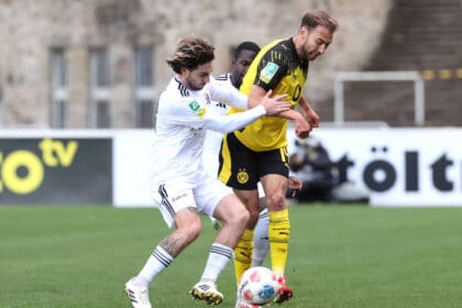 Sonntag 02.11.2025, Saison 2025/26, Regionalliga West, 14. Spieltag im Stadion Rote Erde Dortmund, BVB Borussia Dortmund II - 1. FC Bocholt, Marlon Frey Bocholt gegen Michael Eberwein BVB II, v.l. *** Sunday 02 11 2025, Season 2025 26, Regionalliga West, Matchday 14 at Stadion Rote Erde Dortmund, BVB Borussia Dortmund II 1 FC Bocholt, Marlon Frey Bocholt v Michael Eberwein BVB II , v l