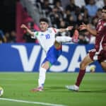 Fussball, Junioren U 17 WM 2025 Vorrunde 03.11.2025 Gruppe A Katar - Italien Samuele Inacio re, Italien / Borussia Dortmund erzielt hier das Tor zum 0-1 gegen Friakh Adam re, Katar *** Football, Junior U 17 World Cup 2025 Preliminary Round 03 11 2025 Group A Qatar Italy Samuele Inacio re, Italy Borussia Dortmund scores the goal here to make it 0 1 against Friakh Adam re, Qatar