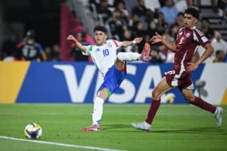 Fussball, Junioren U 17 WM 2025 Vorrunde 03.11.2025 Gruppe A Katar - Italien Samuele Inacio re, Italien / Borussia Dortmund erzielt hier das Tor zum 0-1 gegen Friakh Adam re, Katar *** Football, Junior U 17 World Cup 2025 Preliminary Round 03 11 2025 Group A Qatar Italy Samuele Inacio re, Italy Borussia Dortmund scores the goal here to make it 0 1 against Friakh Adam re, Qatar