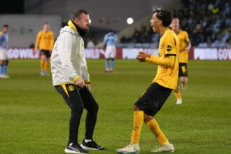 Mittwoch, 05.11.2025 Saison 2025 2026 4. Spieltag UEFA Youth League im Manchester City Academy Stadium, Manchester, United Kingdom. Manchester City FC U19 - BV Borussia Dortmund U19. Torjubel nach dem 3:0 durch Fadi Zarqelain BVB. Cheftrainer Felix Hirschnagl BVB *** Wednesday, 05 11 2025 Season 2025 2026 Matchday 4 UEFA Youth League at Manchester City Academy Stadium, Manchester, United Kingdom Manchester City FC U19 BV Borussia Dortmund U19 Goal celebration after the 3 0 by Fadi Zarqelain BVB Head Coach Felix Hirschnagl BVB