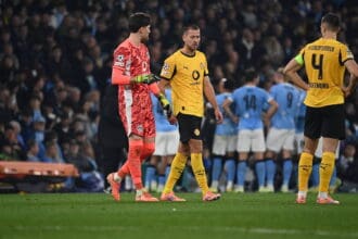 UEFA Champions League: Manchester City vs. Borussia Dortmund, 05.11.2025 MANCHESTER, GREAT BRITAIN - NOVEMBER 05: Gregor Kobel of Borussia Dortmund talks things over with Waldemar Anton during the UEFA Champions League match between Manchester City vs. Borussia Dortmund at Etihad Stadium on matchday 4 of the UEFA Champions League Season 2025/26 on November 05, 2025 in Manchester, Great Britain. *** UEFA Champions League Manchester City vs Borussia Dortmund, 05 11 2025 MANCHESTER, GREAT BRITAIN NOVEMBER 05 Gregor Kobel of Borussia Dortmund talks things over with Waldemar Anton during the UEFA Champions League match between Manchester City vs Borussia Dortmund at Etihad Stadium on matchday 4 of the UEFA Champions League Season 2025 26 on November 05, 2025 in Manchester, Great Britain Copyright: xBEAUTIFULxSPORTS/Mansoorx