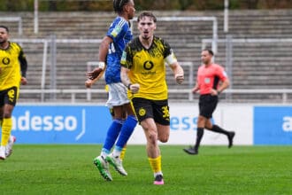 08.11.2025, xydrx, Fuﬂball, Regionalliga West, Borussia Dortmund II - FC Schalke 04 II, Saison 2025 2026, Stadion Rote Erde: Torjubel nach dem Tor zum 1:0 f¸r Borussia Dortmund II durch Torsch¸tze Tony Reitz Borussia Dortmund II 36 Nordrhein-Westfahlen Deutschland *** 08 11 2025, xydrx, Football, Regionalliga West, Borussia Dortmund II FC Schalke 04 II, Season 2025 2026, Stadion Rote Erde Goal celebration after the 1-0 goal for Borussia Dortmund II by scorer Tony Reitz Borussia Dortmund II 36 North Rhine-Westphalia Germany