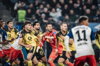 Fuﬂball M‰nner Saison 2025/2026 1. Fuﬂball-Bundesliga 10. Spieltag Hamburger SV vs. Borussia Dortmund 08.11.2025 Daniel Heuer Fernandes 1, HSV im Get¸mmel des Strafraums vom BVB Hamburg Volksparkstadion Hamburg Deutschland *** Soccer Men Season 2025 2026 1 Soccer Bundesliga 10 Matchday Hamburger SV vs Borussia Dortmund 08 11 2025 Daniel Heuer Fernandes 1, HSV in the turmoil of the penalty area of BVB Hamburg Volksparkstadion Hamburg Germany