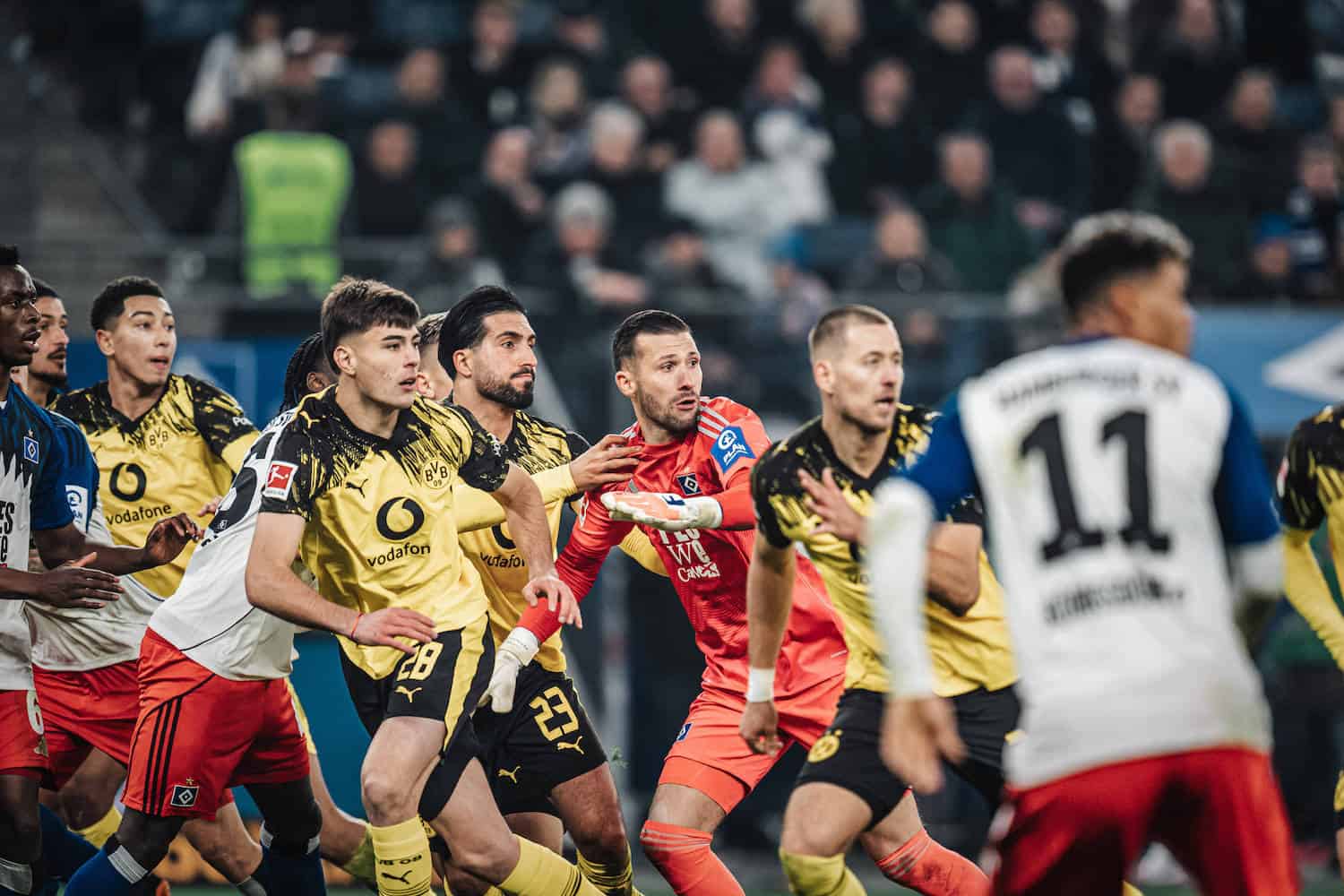 Fuﬂball M‰nner Saison 2025/2026 1. Fuﬂball-Bundesliga 10. Spieltag Hamburger SV vs. Borussia Dortmund 08.11.2025 Daniel Heuer Fernandes 1, HSV im Get¸mmel des Strafraums vom BVB Hamburg Volksparkstadion Hamburg Deutschland *** Soccer Men Season 2025 2026 1 Soccer Bundesliga 10 Matchday Hamburger SV vs Borussia Dortmund 08 11 2025 Daniel Heuer Fernandes 1, HSV in the turmoil of the penalty area of BVB Hamburg Volksparkstadion Hamburg Germany