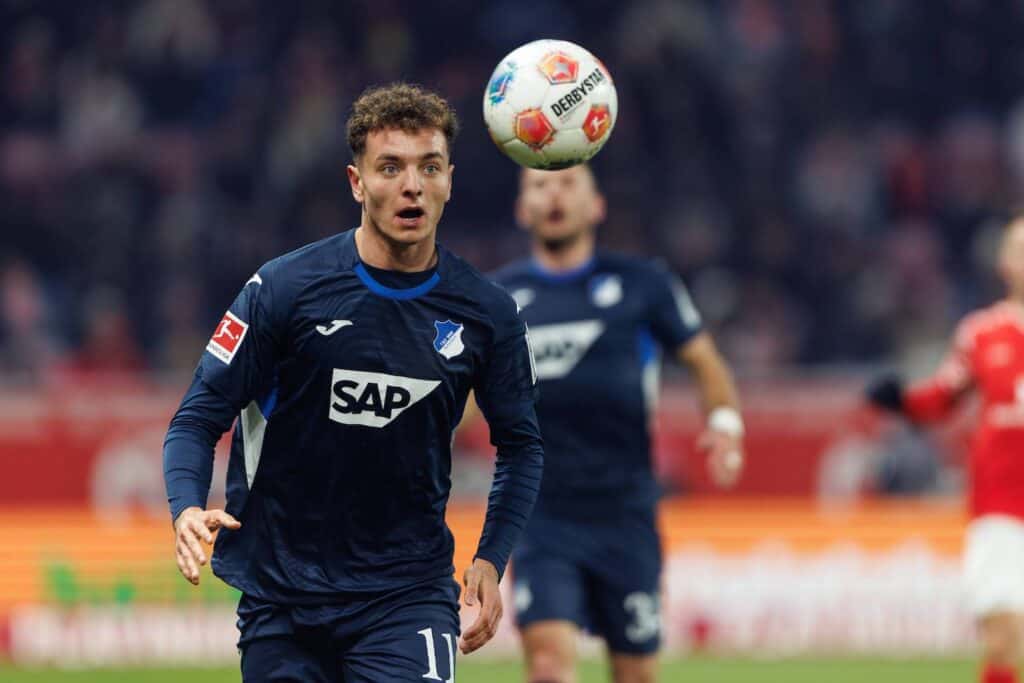 Fisnik Asllani TSG Hoffenheim mit Ball, FSV Mainz 05 vs TSG Hoffenheim, Fussball, 1. Bundesliga, 11. Spieltag, Saison 2025/2026, 21.11.2025 DFB regulations prohibit any use of photographs as image sequences and/or quasi-video. FSV Mainz 05 vs TSG Hoffenheim, Fussball, 1. Bundesliga, 11. Spieltag, Saison 2025/2026, 21.11.2025 *** Fisnik Asllani TSG Hoffenheim with ball, FSV Mainz 05 vs TSG Hoffenheim, Football, 1 Bundesliga, Matchday 11, Season 2025 2026, 21 11 2025 DFB regulations prohibit any use of photographs as image sequences and or quasi video FSV Mainz 05 vs TSG Hoffenheim, Football, 1 Bundesliga, Matchday 11, Season 2025 2026, 21 11 2025 Copyright: xEibner-Pressefoto/AlexanderxNeisx EP_ANS
