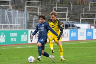 Christian Stabenau SC Wiedenbrueck, 19 im Zweikampf gegen William Cole Campbell Borussia Dortmund U23, 37 BVB Borussia Dortmund U23 vs. SC Wiedenbrueck, Fussball, Regionalliga West, 17. Spieltag, Saison 2025/2026, 30.11.2025 BVB Borussia Dortmund U23 vs. SC Wiedenbrueck, Fussball, Regionalliga West, 17. Spieltag, Saison 2025/2026, 30.11.2025 Dortmund *** Christian Stabenau SC Wiedenbrueck, 19 in duel against William Cole Campbell Borussia Dortmund U23, 37 BVB Borussia Dortmund U23 vs SC Wiedenbrueck, Football, Regionalliga West, Matchday 17, Season 2025 2026, 30 11 2025 BVB Borussia Dortmund U23 vs SC Wiedenbrueck, Football, Regionalliga West, Matchday 17, Season 2025 2026, 30 11 2025 Dortmund Copyright: xEibner-Pressefoto/DamianxKruczynx EP_DKI