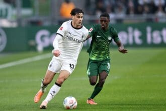 Giovanni Reyna VfL Wolfsburg Sael Kumbedi Borussia Mönchengladbach