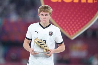Fussball, Junioren U 17 WM 2025 Doha / Katar Finale 27.11.2025 Portugal 1-0 Oesterreich Johannes Moser Oesterreich mit dem Adidas Goldenen Schuh fuer den Besten Torschuetzen mit 8 Treffern bei der WM. *** Football, Junior U 17 World Cup 2025 Doha Qatar Final 27 11 2025 Portugal 1 0 Austria Johannes Moser Austria with the Adidas Golden Shoe for the best goal scorer with 8 goals at the World Cup