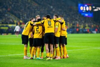 Jubeltraube nach dem Tor zum 2:0 von Serhou Guirassy