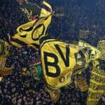 Fans Borussia Dortmund mit Flaggen / Bannern