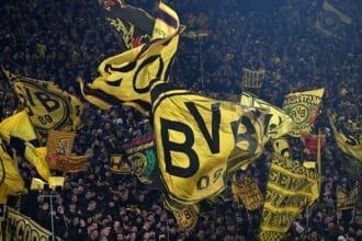 Fans Borussia Dortmund mit Flaggen / Bannern