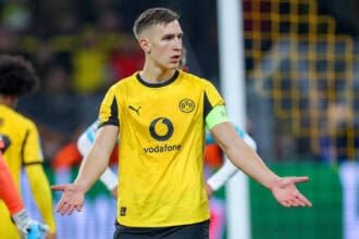 10.12.2025, Fuﬂball, UEFA Champions League, Borussia Dortmund - FK Bodˆ/Glimt, BVB Stadion, 5. Spieltag, Saison 2025 2026: Nico Schlotterbeck BVB 04 ‰rgert sich ver‰rgert gestikulierend Regulations prohibit any use of photographs as image sequences and or quasi-video. Nordrhein-Westfalen Deutschland *** 10 12 2025, Football, UEFA Champions League, Borussia Dortmund FK Bodˆ Glimt, BVB Stadion, Matchday 5, Season 2025 2026 Nico Schlotterbeck BVB 04 angrily gesticulating Regulations prohibit any use of photographs as image sequences and or quasi video North Rhine-Westphalia Germany