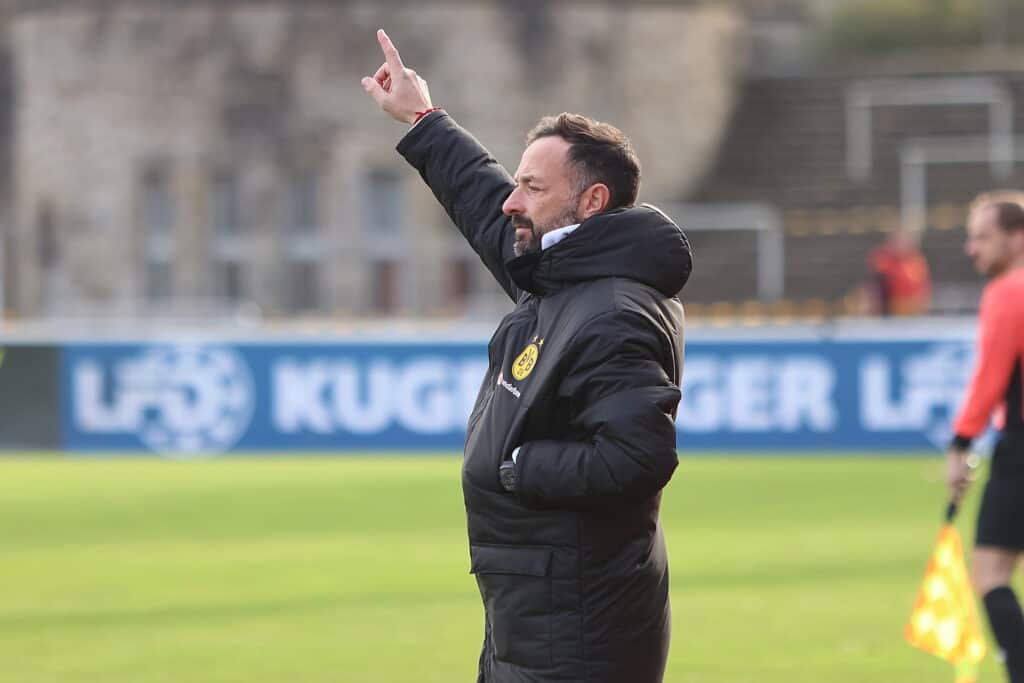 Regionalliga West: Borussia Dortmund U23 - SC Wiedenbrueck ** NUR F‹R REDAKTIONELLE ZWECKE ** EDITORIAL USE ONLY **Fussball Regionalliga West 17.Spieltag Sonntag 30.11.2025 Ort: Stadion Rote Erde Dortmund Borussia Dortmund U23 - SC Wiedenbrueck Im Bild Daniel Rios (Trainer BVB U23) Deutschland Dortmund Copyright: StefanxRittershaus *** Regionalliga West Borussia Dortmund U23 SC Wiedenbrueck FOR EDITORIAL PURPOSES ONLY p Soccer Regionalliga West 17 Matchday Sunday 30 11 2025 Location Stadion Rote Erde Dortmund Borussia Dortmund U23 SC Wiedenbrueck In the picture Daniel Rios Coach BVB U23 Germany Dortmund Copyright StefanxRittershaus Copyright: StefanxRittershaus doc83hkz1cf4mvncl5ddb3 ,EDITORIAL USE ONLY