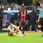 09.01.2026, xsltx, Fussball 1.Bundesliga, Eintracht Frankfurt - Borussia Dortmund v.l. Nico Schlotterbeck Borussia Dortmund Arnaud Kalimuendo Eintracht Frankfurt Schiedsrichter Referee Daniel Schlager Gernsbach DFL/DFB REGULATIONS PROHIBIT ANY USE OF PHOTOGRAPHS as IMAGE SEQUENCES and/or QUASI-VIDEO Frankfurt am Main *** 09 01 2026, xsltx, Soccer 1 Bundesliga, Eintracht Frankfurt Borussia Dortmund v l Nico Schlotterbeck Borussia Dortmund Arnaud Kalimuendo Eintracht Frankfurt Referee Referee Daniel Schlager Gernsbach DFL DFB REGULATIONS PROHIBIT ANY USE OF PHOTOGRAPHS as IMAGE SEQUENCES and or QUASI VIDEO Frankfurt am Main