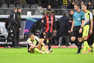 09.01.2026, xsltx, Fussball 1.Bundesliga, Eintracht Frankfurt - Borussia Dortmund v.l. Nico Schlotterbeck Borussia Dortmund Arnaud Kalimuendo Eintracht Frankfurt Schiedsrichter Referee Daniel Schlager Gernsbach DFL/DFB REGULATIONS PROHIBIT ANY USE OF PHOTOGRAPHS as IMAGE SEQUENCES and/or QUASI-VIDEO Frankfurt am Main *** 09 01 2026, xsltx, Soccer 1 Bundesliga, Eintracht Frankfurt Borussia Dortmund v l Nico Schlotterbeck Borussia Dortmund Arnaud Kalimuendo Eintracht Frankfurt Referee Referee Daniel Schlager Gernsbach DFL DFB REGULATIONS PROHIBIT ANY USE OF PHOTOGRAPHS as IMAGE SEQUENCES and or QUASI VIDEO Frankfurt am Main