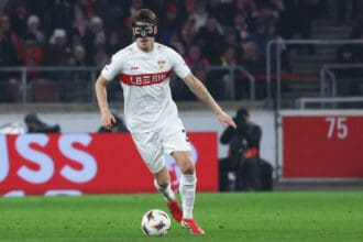 Stuttgart, Fuﬂball Europa League , VfB Stuttgart vs. BSC Young Boys Bern , Ramon Hendriks VfB mit Gesichtsmaske *** Stuttgart, Soccer Europa League , VfB Stuttgart vs BSC Young Boys Bern , Ramon Hendriks VfB with face mask