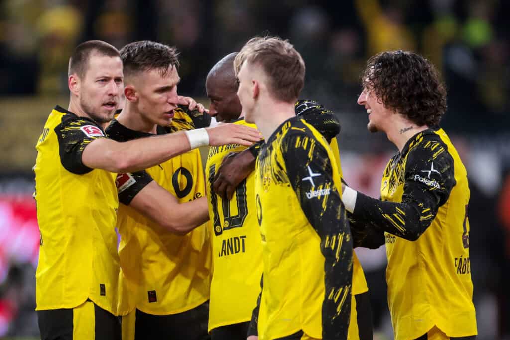 Die Spieler des BVB bejubeln das Tor zum 3:2 durch Serhou Guirassy