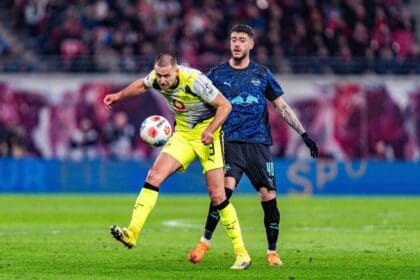 21.02.2026, RB Leipzig vs. Borussia Dortmund, 1. Bundesliga, 23. Spieltag Waldemar Anton Borussia Dortmund, 3 Romulo Cardoso RB Leipzig Wichtiger Hinweis: Gemaess den Vorgaben der DFL Deutsche Fussball Liga bzw. des DFB Deutscher Fussball-Bund ist es untersagt, in dem Stadion und/oder vom Spiel angefertigte Fotoaufnahmen in Form von Sequenzbildern und/oder videoaehnlichen Fotostrecken zu verwerten *** 21 02 2026, RB Leipzig vs Borussia Dortmund, 1 Bundesliga, Matchday 23 Waldemar Anton Borussia Dortmund, 3 Romulo Cardoso RB Leipzig Important note According to the regulations of the DFL German Football League and the DFB German Football Association, it is prohibited to use photographs taken in the stadium and or of the match in the form of sequential images and or video-like photo series Copyright: xBahhoxKarax