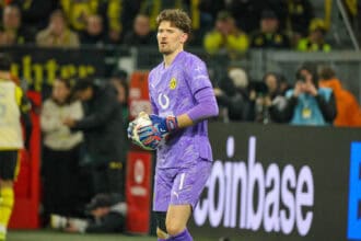 Dortmund, Deutschland 28. Februar 2026: 1. Bundesliga - 2025/2026 - Borussia Dortmund vs. FC Bayern M¸nchen Im Bild: Torh¸ter Gregor Kobel BVB DFL regulations prohibit any use of photographs as image sequences and/or quasi-video. *** Dortmund, Germany February 28, 2026 1 Bundesliga 2025 2026 Borussia Dortmund vs FC Bayern Munich In the picture Goalkeeper Gregor Kobel BVB DFL regulations prohibit any use of photographs as image sequences and or quasi video Copyright: HMBxMedia/MadeleinexFantini