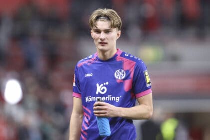 Kacper Potulski 1.FSV Mainz 05 schaut waehrend des Spiels der Bundesliga zwischen Bayer 04 Leverkusen und 1. FSV Mainz 05, BayArena am 28. February 2026 in Leverkusen, Deutschland. Foto von Oliver Kaelke/DeFodi Images Kacper Potulski 1.FSV Mainz 05 looks on during the Bundesliga match between Bayer 04 Leverkusen and 1. FSV Mainz 05 at BayArena on February 28, 2026 in Leverkusen, Germany. Photo by Oliver Kaelke/DeFodi Images DFL regulations prohibit any use of photographs as image sequences and/or quasi-video. Photo by Oliver Kaelke/DeFodi Images - *** Kacper Potulski 1 FSV Mainz 05 looks on during the Bundesliga match between Bayer 04 Leverkusen and 1 FSV Mainz 05, BayArena on February 28, 2026 in Leverkusen, Germany Photo by Oliver Kaelke DeFodi Images Kacper Potulski 1 FSV Mainz 05 looks on during the Bundesliga match between Bayer 04 Leverkusen and 1 FSV Mainz 05 at BayArena on February 28, 2026 in Leverkusen, Germany Photo by Oliver Kaelke DeFodi Images DFL regulations prohibit any use of photographs as image sequences and or quasi video Photo by Oliver Kaelke DeFodi Images