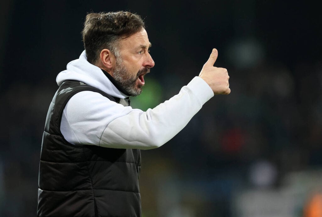 Freitag 06.03.2026, Saison 2025/26, Regionalliga West, 25. Spieltag im Heidewaldstadion G¸tersloh, FC G¸tersloh - BVB Borussia Dortmund II, Daniel Rios Trainer, BVB II zeigt mit dem Daumen nach oben *** Friday 06 03 2026, Season 2025 26, Regionalliga West, Matchday 25 at Heidewaldstadion G¸tersloh, FC G¸tersloh BVB Borussia Dortmund II, Daniel Rios coach, BVB II points thumbs up