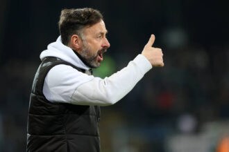 Freitag 06.03.2026, Saison 2025/26, Regionalliga West, 25. Spieltag im Heidewaldstadion G¸tersloh, FC G¸tersloh - BVB Borussia Dortmund II, Daniel Rios Trainer, BVB II zeigt mit dem Daumen nach oben *** Friday 06 03 2026, Season 2025 26, Regionalliga West, Matchday 25 at Heidewaldstadion G¸tersloh, FC G¸tersloh BVB Borussia Dortmund II, Daniel Rios coach, BVB II points thumbs up