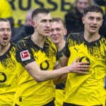 Nico Schlotterbeck (Borussia Dortmund) jubelt mit Luca Reggiani (Borussia Dortmund) nach dessen Tor.