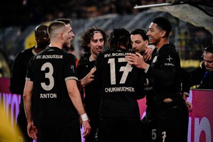 Torjubel zum 3:2 durch Ramy Bensebaini 5 Borussia Dortmund