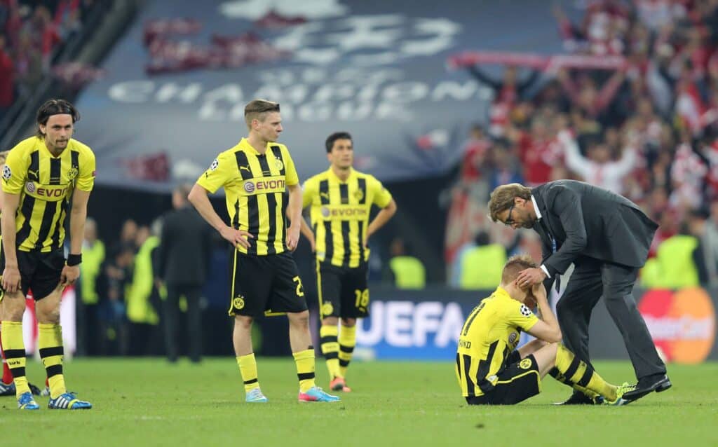 Der enttäuschte Dortmund Trainer Jürgen Klopp rechts links Marco Reus Dortmund Neven Subotic