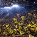 Gelbe Wand Zuschauer auf der Tribüne