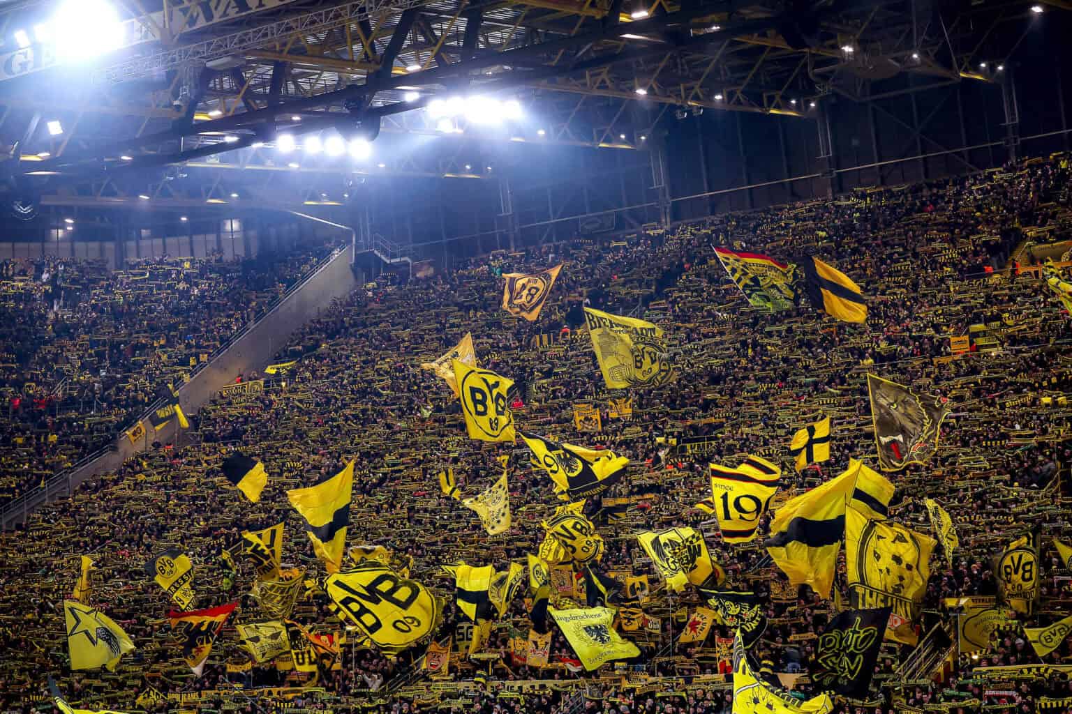 Gelbe Wand Zuschauer auf der Tribüne