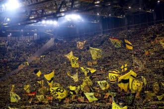 Gelbe Wand Zuschauer auf der Tribüne