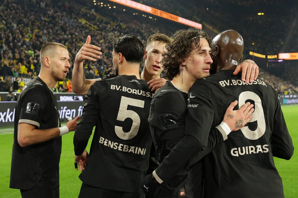 Ramy Bensebaini (Borussia Dortmund) jubelt nach seinem Tor zum 3:2 mit seiner Mannschaft während des Spiels der 1. Bundesliga zwischen Borussia Dortmund - Hamburger SV im Signal Iduna Park in Dortmund.