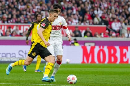 Fussball: Deutschland: 1. Bundesliga 2025/2026 - 28. Spieltag, 04.04.2026 - VfB Stuttgart vs. Borussia Dortmund MHPArena, Stuttgart Nico Schlotterbeck 4, Borussia Dortmund, Atakan Karazor 16, VfB Stuttgart *** Soccer Germany 1 Bundesliga 2025 2026 28 Matchday, 04 04 2026 VfB Stuttgart vs Borussia Dortmund MHPArena, Stuttgart Nico Schlotterbeck 4, Borussia Dortmund , Atakan Karazor 16, VfB Stuttgart Copyright: xValentinxDomgjonix