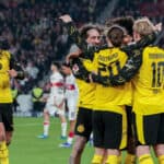Die Spieler des BVB bejubeln das Tor zum 0:2 in der Nachspielzeit durch Julian Brandt