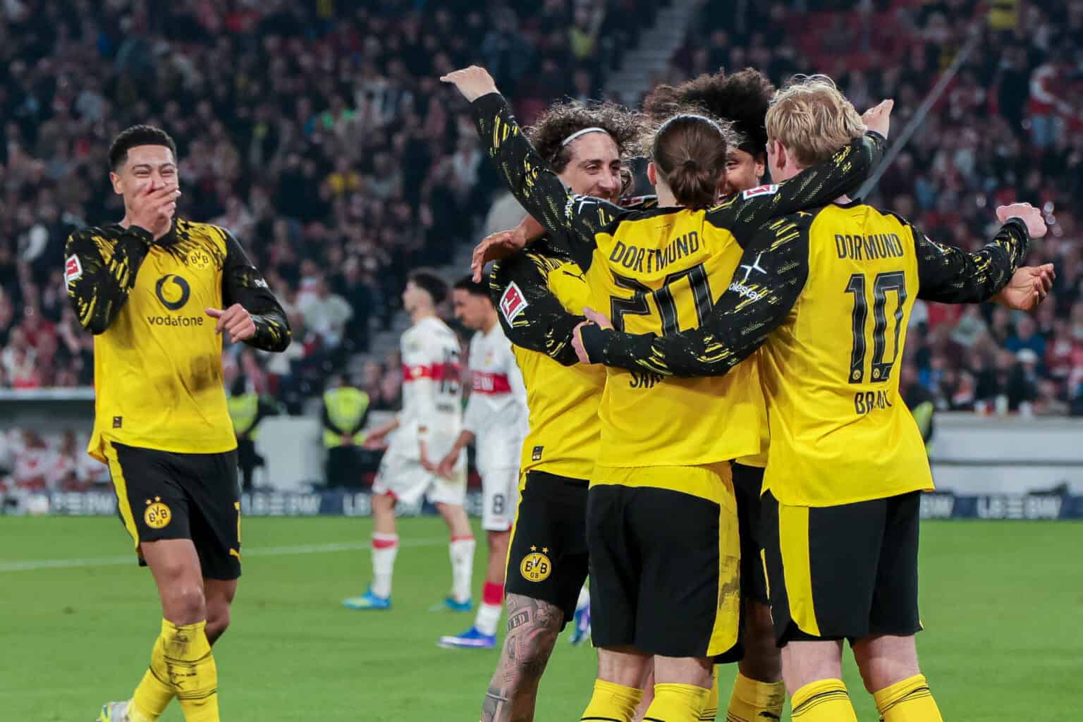 Die Spieler des BVB bejubeln das Tor zum 0:2 in der Nachspielzeit durch Julian Brandt