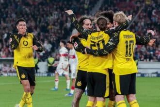 Die Spieler des BVB bejubeln das Tor zum 0:2 in der Nachspielzeit durch Julian Brandt