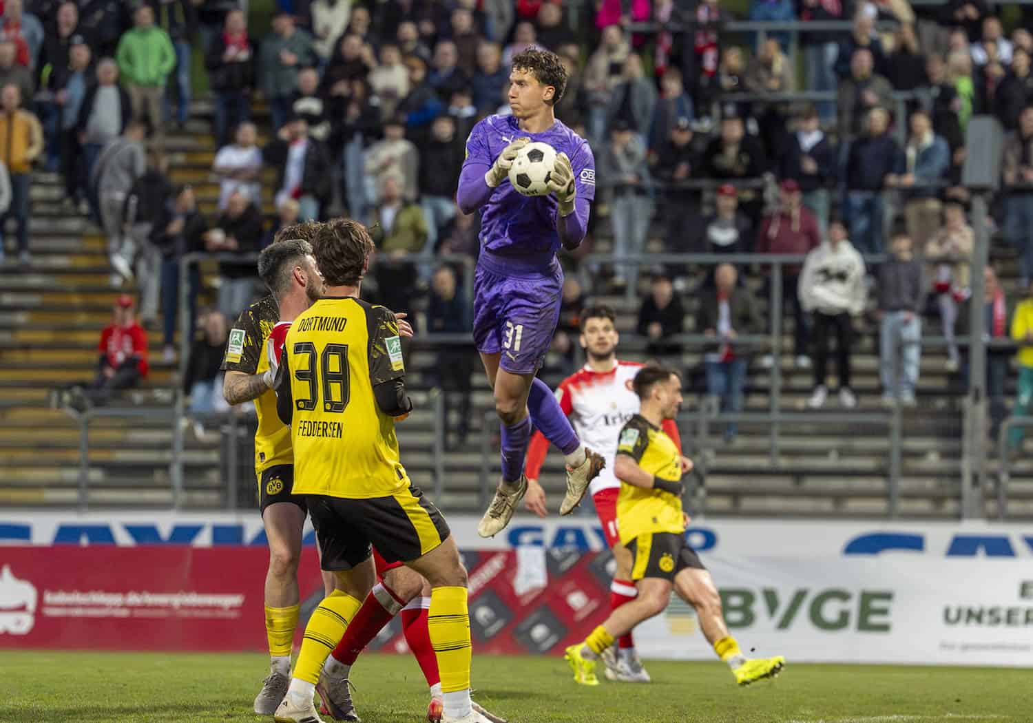 Silas Ostrzinski Borussia Dortmund II U23, 31 Sportfreunde Siegen - Borussia Dortmund U23 08.04.2026 Fussball, Regionalliga West, 19. Spieltag, GER, Siegen, Leimbachstadion *** Silas Ostrzinski Borussia Dortmund II U23, 31 Sportfreunde Siegen Borussia Dortmund U23 08 04 2026 Soccer, Regionalliga West, Matchday 19, GER, Siegen, Leimbachstadion Copyright: MarcoxBader