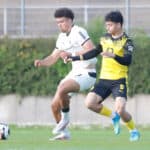 Mˆnchengladbach, Deutschland 15. April 2026: Regionalliga West - 2025/2026 - Borussia Mˆnchengladbach U23 gegen Borussia Dortmund U23 Im Bild: v. li. im Zweikampf Justin Adozi BMG II und Ayman Azhil BVB II Grenzlandstadion Nordrhein Westfalen *** Mˆnchengladbach, Germany 15 April 2026 Regionalliga West 2025 2026 Borussia Mˆnchengladbach U23 v Borussia Dortmund U23 Pictured from left in a duel Justin Adozi BMG II and Ayman Azhil BVB II Grenzlandstadion Nordrhein Westfalen Copyright: xFotostandx/xVanxderxVeldenx