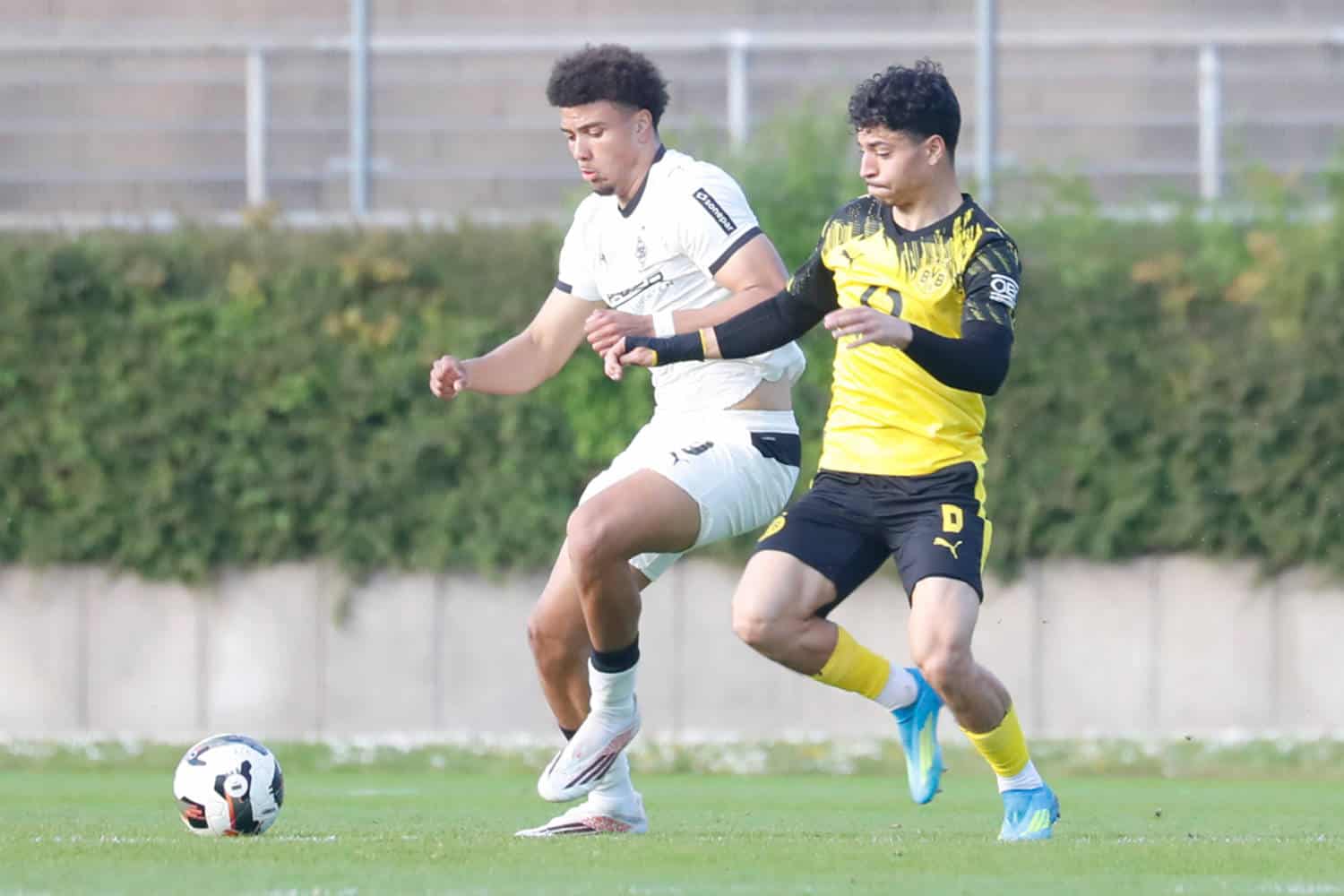 Mˆnchengladbach, Deutschland 15. April 2026: Regionalliga West - 2025/2026 - Borussia Mˆnchengladbach U23 gegen Borussia Dortmund U23 Im Bild: v. li. im Zweikampf Justin Adozi BMG II und Ayman Azhil BVB II Grenzlandstadion Nordrhein Westfalen *** Mˆnchengladbach, Germany 15 April 2026 Regionalliga West 2025 2026 Borussia Mˆnchengladbach U23 v Borussia Dortmund U23 Pictured from left in a duel Justin Adozi BMG II and Ayman Azhil BVB II Grenzlandstadion Nordrhein Westfalen Copyright: xFotostandx/xVanxderxVeldenx