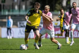 Fussball, Saison 2025/2026, Regionalliga West, 26.04.2026, 31. Spieltag, Herren, 1.FC Bocholt rosa vs. Borussia Dortmund gelb /// v.l.: Tony Reitz Borussia Dortmund, Marlon Frey 1.FC Bocholt, Bocholt Stadion am Huenting Nordrhein-Westfalen Deutschland *** Soccer, Season 2025 2026, Regionalliga West, 26 04 2026, Matchday 31, Men, 1 FC Bocholt pink vs Borussia Dortmund yellow v l Tony Reitz Borussia Dortmund , Marlon Frey 1 FC Bocholt , Bocholt Stadion am Huenting Nordrhein Westfalen Germany 260426_fb_1fc-bocholt_borussia-dortmund-u23_51423