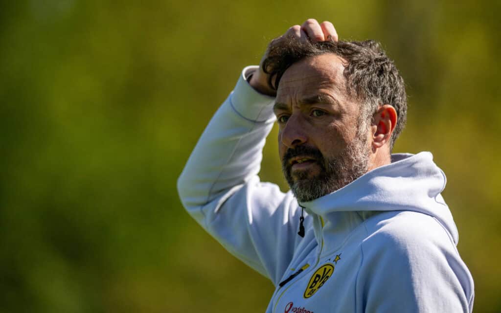 Fussball, Saison 2025/2026, Regionalliga West, 26.04.2026, 31. Spieltag, Herren, 1.FC Bocholt rosa vs. Borussia Dortmund gelb /// Daniel Rios Trainer Borussia Dortmund, Bocholt Stadion am Huenting Nordrhein-Westfalen Deutschland *** Soccer, Season 2025 2026, Regionalliga West, 26 04 2026, Matchday 31, Men, 1 FC Bocholt pink vs Borussia Dortmund yellow Daniel Rios Coach Borussia Dortmund , Bocholt Stadion am Huenting Nordrhein Westfalen Germany 260426_fb_1fc-bocholt_borussia-dortmund-u23_51413