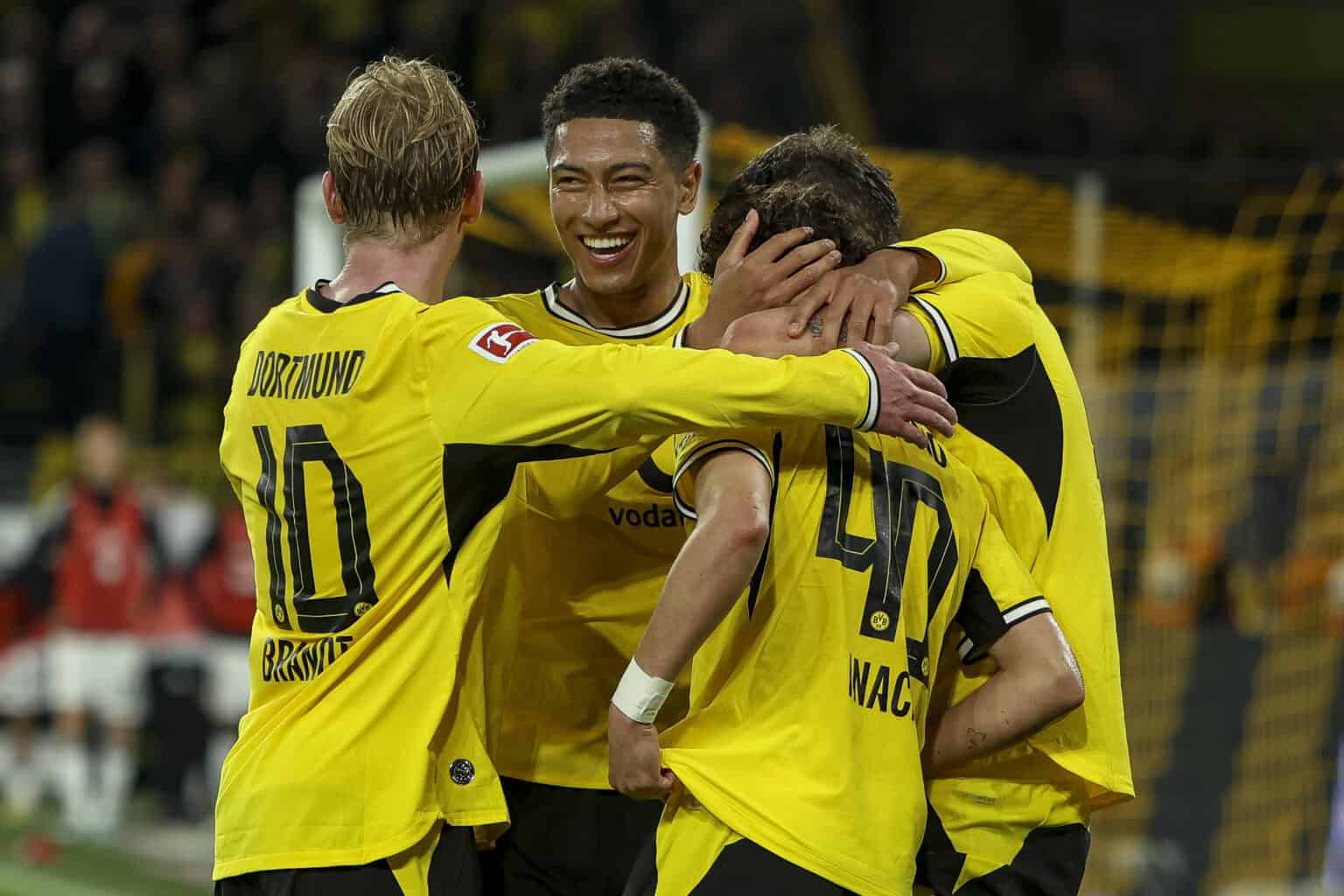 Borussia Dortmund - Eintracht Frankfurt Samuele Inacio (BVB) Torjubel, jubelt mit seiner Mannschaft nach dem Treffer zum 3:1