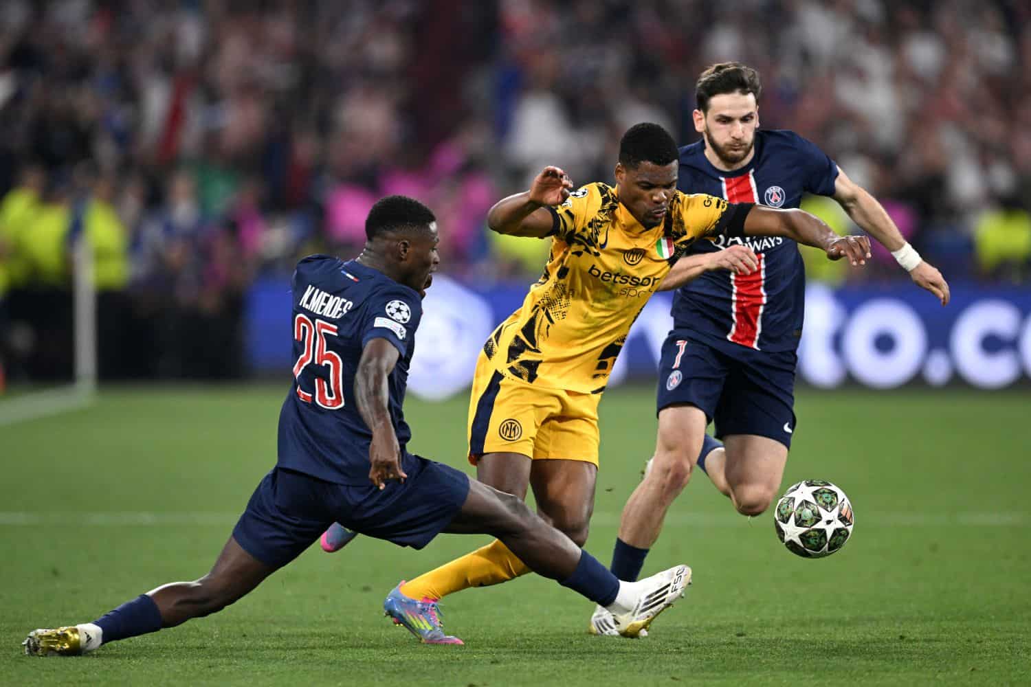 Denzel Dumfries und Nuno Mendes