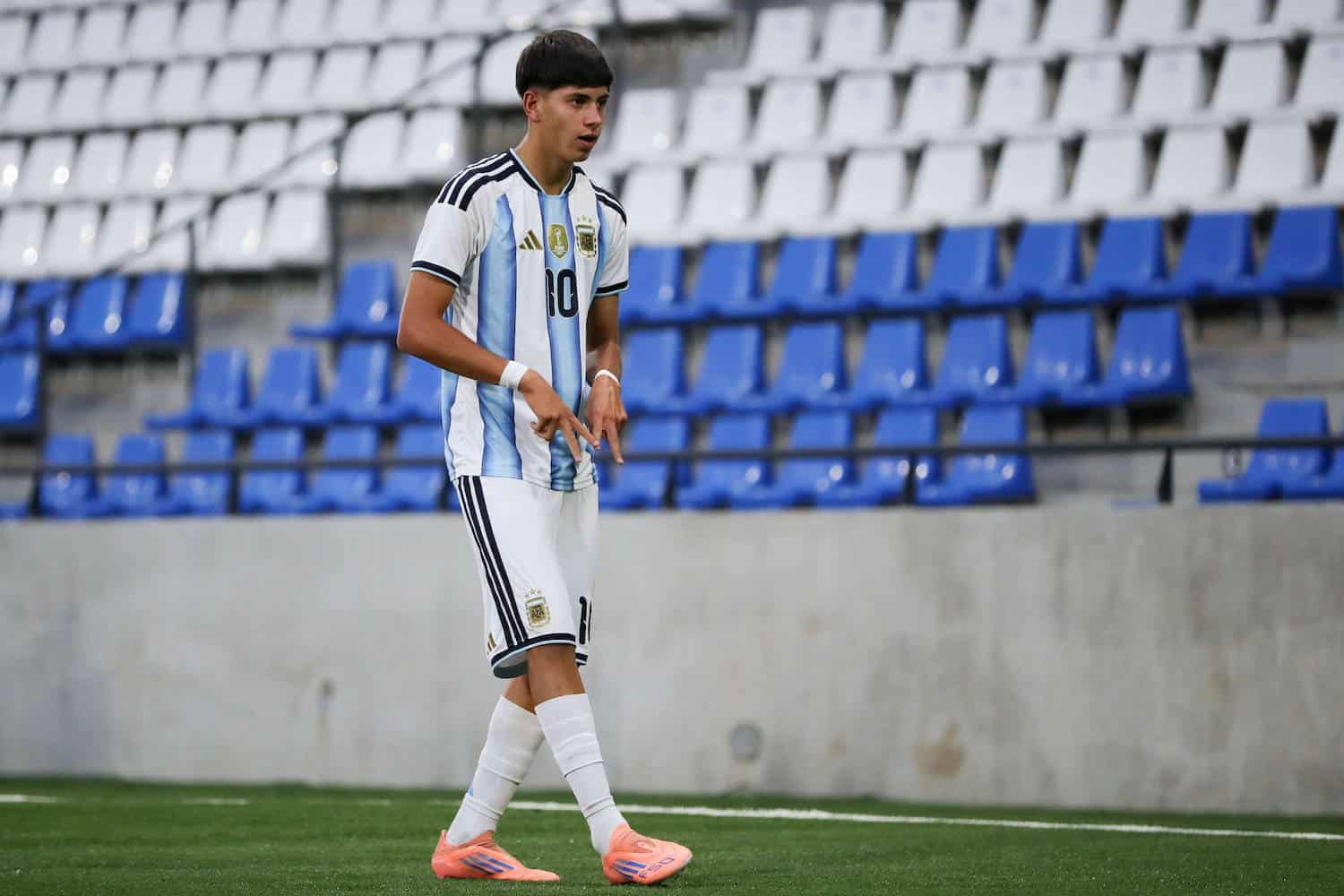 Futbol, Chile vs Argentina. Copa UC Sub 17, 2025. El jugador de Argentina Giovanni Baroni, centro, celebra su gol contra Chile durante el partido de la Copa UC Sub 17 realizado en el estadio Claro Arena de Santiago, Chile. 20/12/2025 Felipe ZancaPhotosport Football, Chile vs Argentina 2025 Copa UC U-17 Championship. Argentina player Giovanni Baroni, center, celebrates his gol against Chile during the Under 17 Copa UC Championship match at the Claro Arena stadium in Santiago, Chile. 20/12/2025 Felipe ZancaPhotosport Chile vs Argentina, Copa UC Sub 17, 2025 PUBLICATIONxNOTxINxCHI