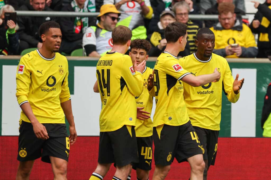 Torschütze Serhou Guirassy BVB, rechts, macht das Tor zum 1:0 für Dortmund und jubelt mit seinen Mannschaftskollegen