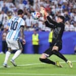 Gregor Kobel und Lionel Messi