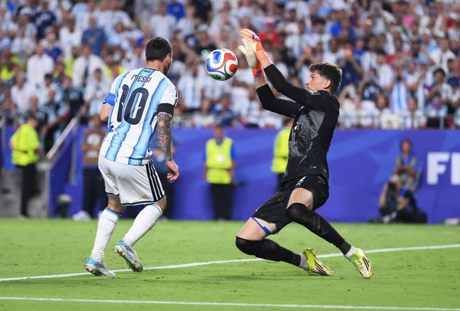 Gregor Kobel und Lionel Messi
